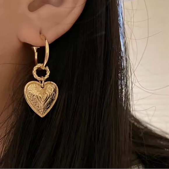 Retro Heart Shape Earrings Hoop - Picture 2 of 4